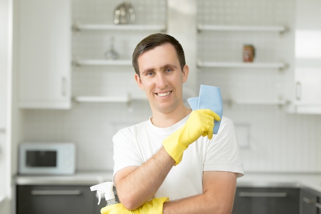 Retrato de jovem sorridente na cozinha