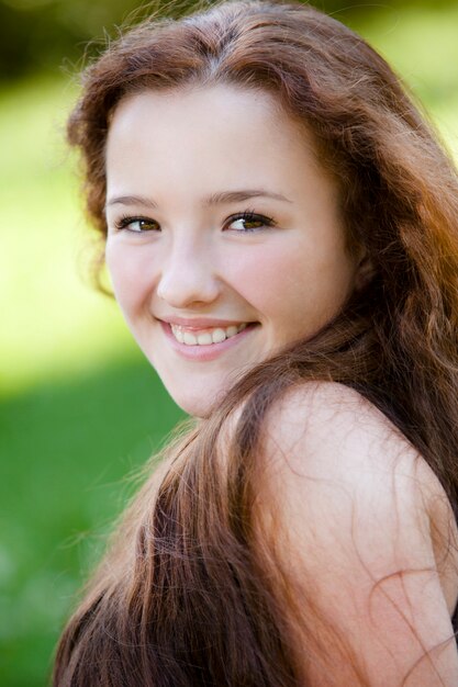 Retrato de jovem sorridente no parque