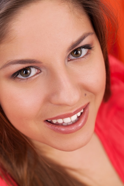 Foto grátis retrato de jovem sorridente