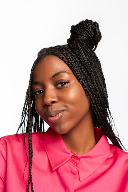 Foto grátis retrato de jovem sorrindo isolado