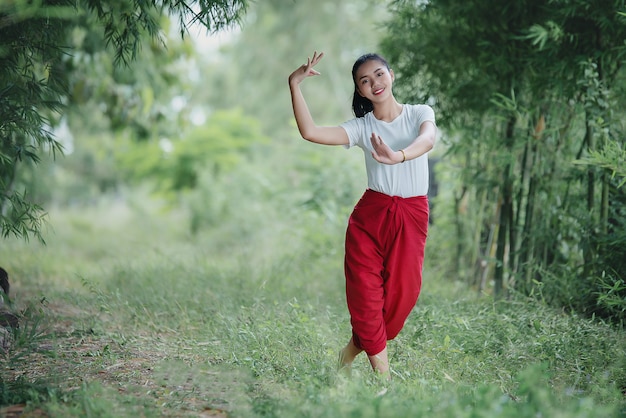Retrato de jovem tailandesa na arte cultura Tailândia dançando, Tailândia