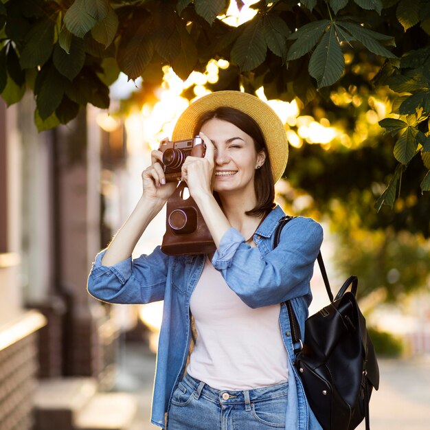 Retrato de jovem tirando fotos de férias