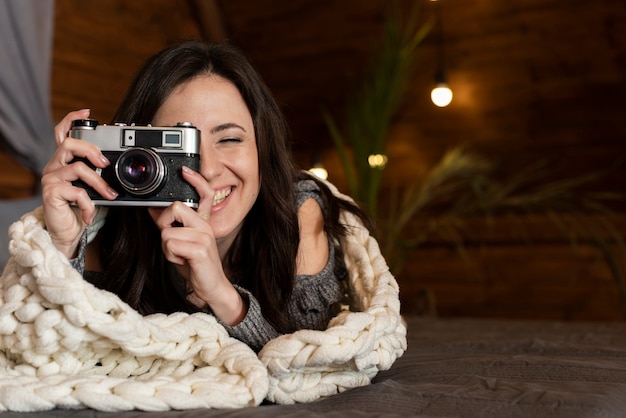 Foto grátis retrato de jovem tirando uma foto