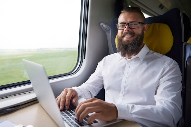 Retrato de jovem trabalhando no trem