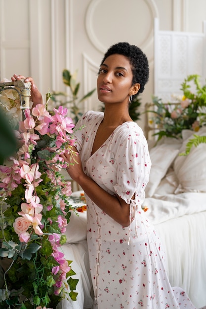 Retrato de jovem usando vestido boho chique entre flores