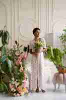 Foto grátis retrato de jovem usando vestido boho chique entre flores