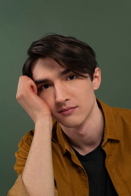 Foto grátis retrato de jovem vestindo camiseta posando