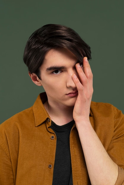 Foto grátis retrato de jovem vestindo camiseta posando