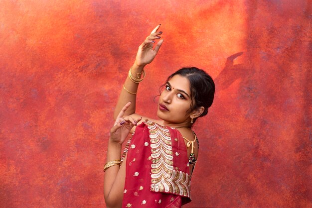 Retrato de jovem vestindo roupa de sari de tradição