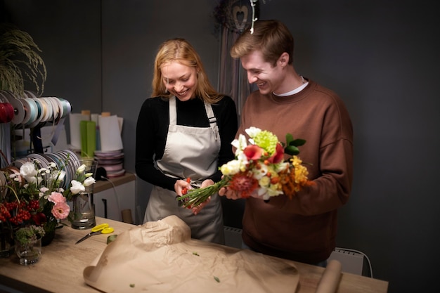 Retrato de jovens floristas trabalhando juntos