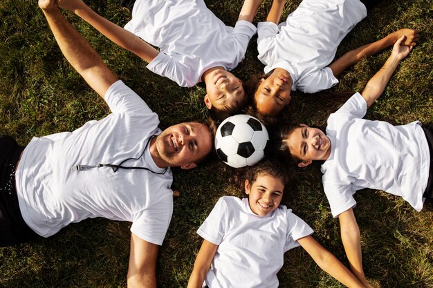 Retrato de jovens jogadores de futebol com treinador