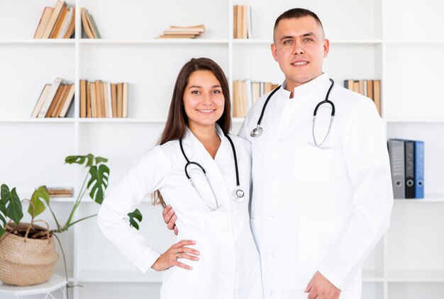 Retrato de jovens médicos olhando para o fotógrafo