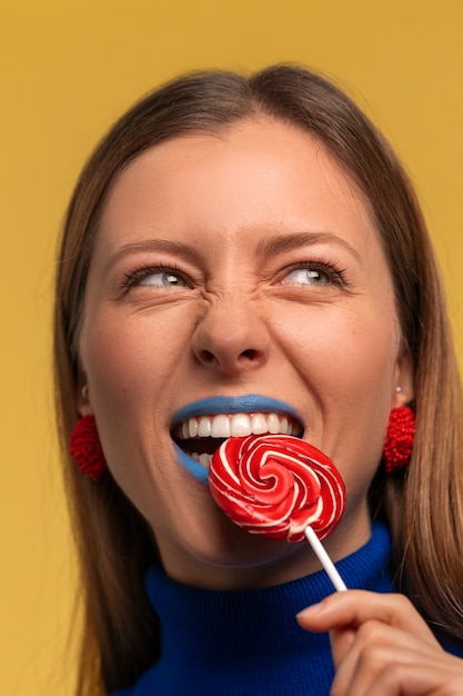 Foto grátis retrato de lábios azuis brilhantes com espaço de cópia