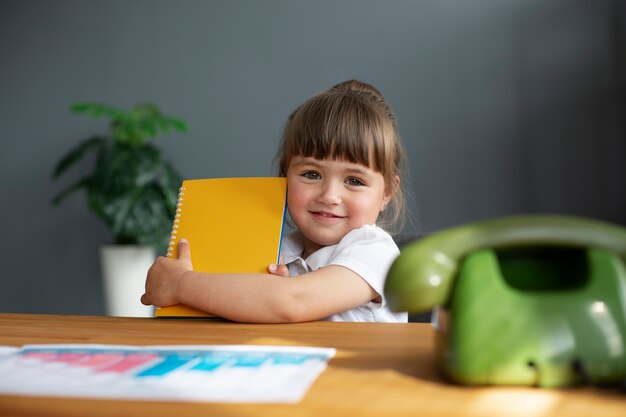 Foto grátis retrato de linda garota trabalhando em sua mesa de escritório