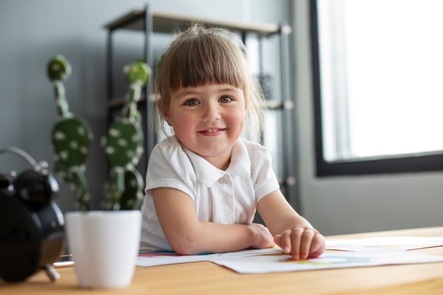 Retrato de linda garota trabalhando em sua mesa de escritório