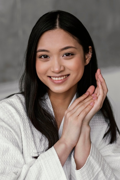 Retrato de linda mulher asiática