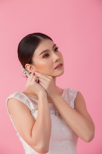 Retrato de linda noiva asiática em rosa