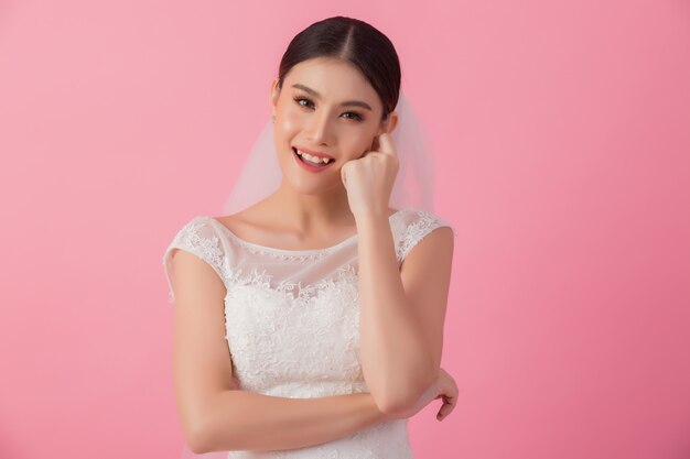 Retrato de linda noiva asiática em rosa