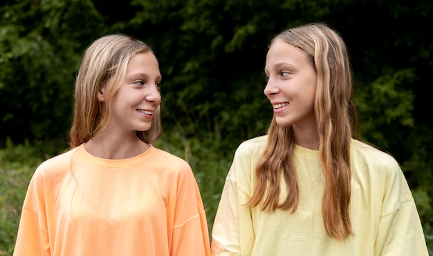 Foto grátis retrato de lindas irmãs gêmeas