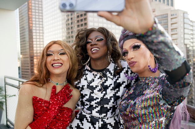 Foto grátis retrato de lindos homens drag