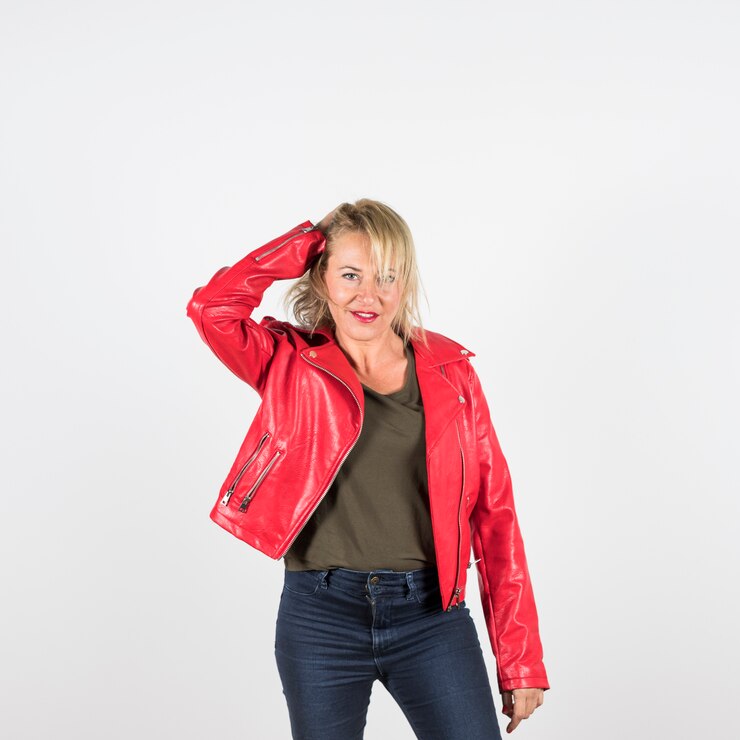 Foto grátis retrato, de, loiro, mulher madura, em, vermelho, casaco couro, ficar, contra, fundo branco