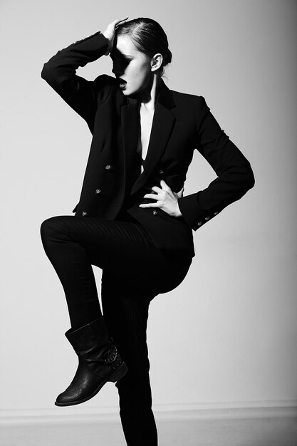 Retrato de look.glamor alta moda modelo sexy elegante caucasiano mulher jovem e bonita em roupas pretas