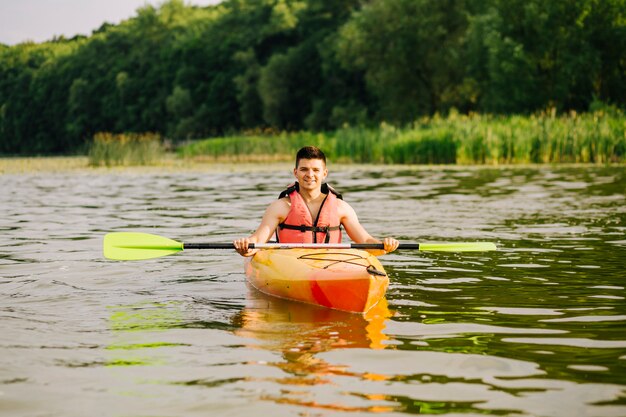 Retrato, de, macho, kayaker, flutuante, ligado, a, superfície água