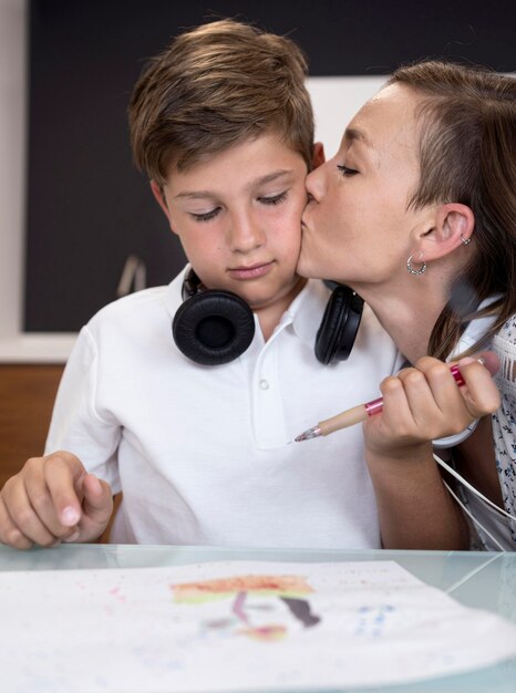 Retrato de mãe beijando seu filho