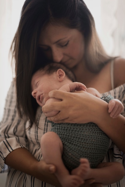 Foto grátis retrato de mãe e bebê