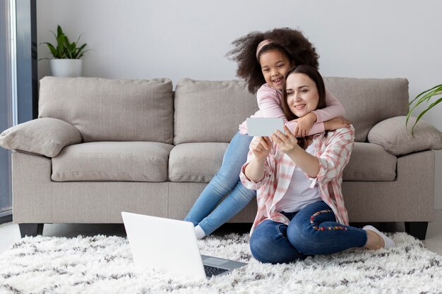 Retrato de mãe e filha felizes juntos