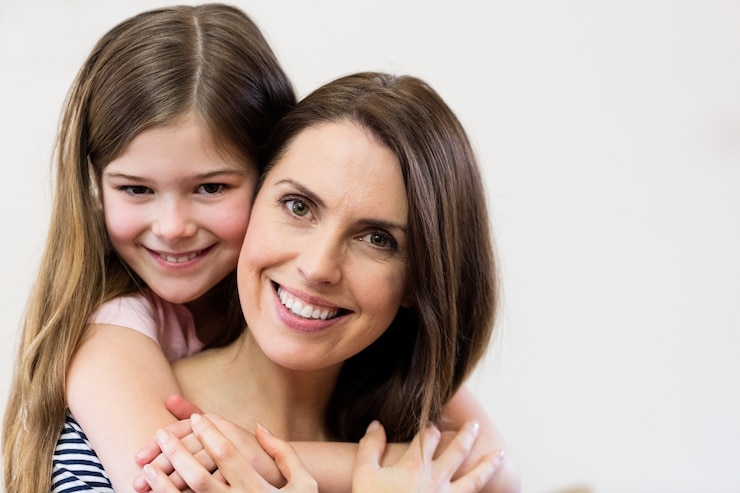 Foto grátis retrato de mãe e filha que abraçam-se