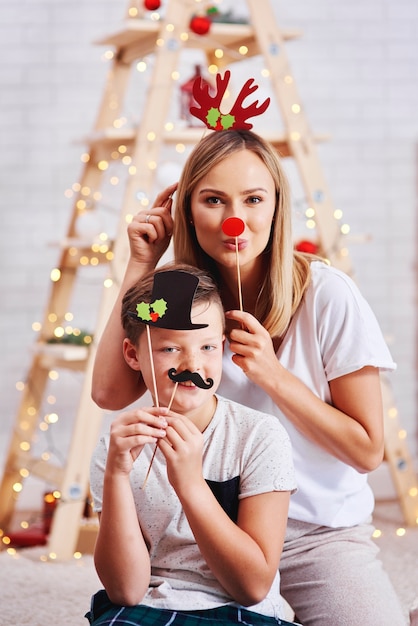 Retrato de mãe e filho com máscara engraçada