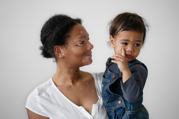 Retrato de mãe e filho tendo momentos de ternura