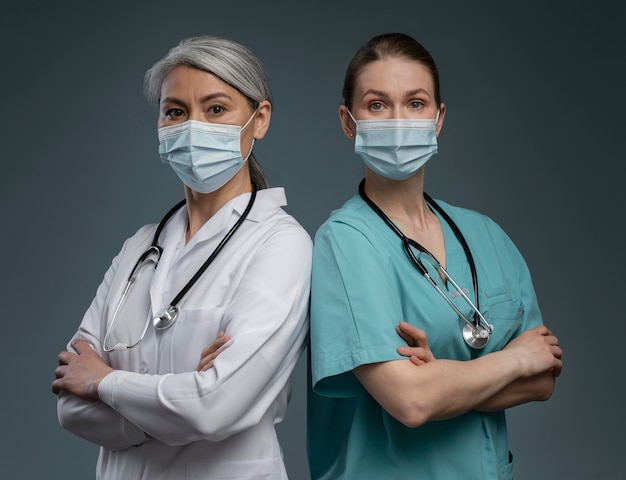 Foto grátis retrato de médicas trabalhadoras