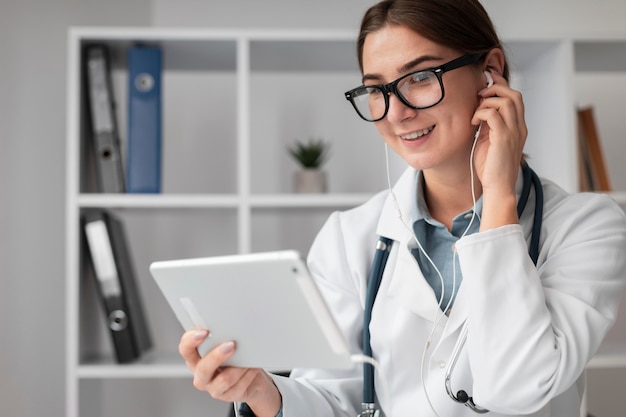 Retrato de médico em videoconferência na clínica