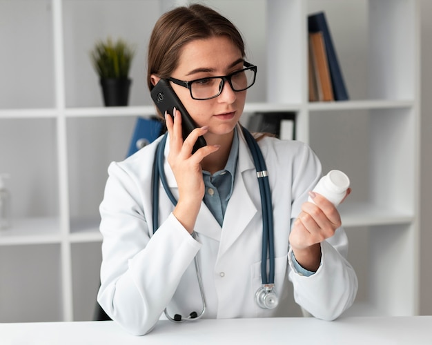 Retrato de médico falando ao telefone