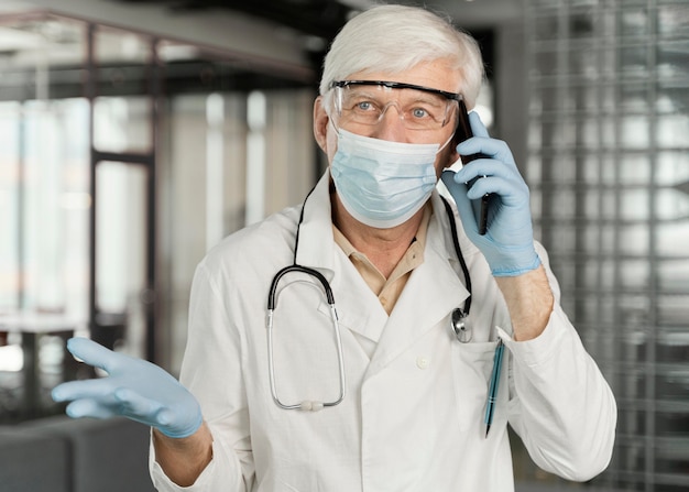 Retrato de médico masculino com máscara médica