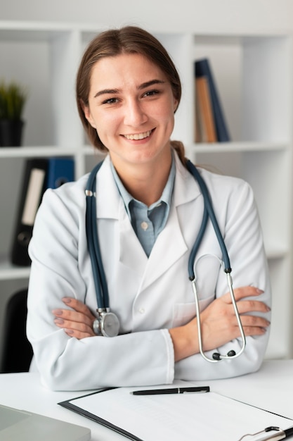 Retrato de médico posando com estetoscópio