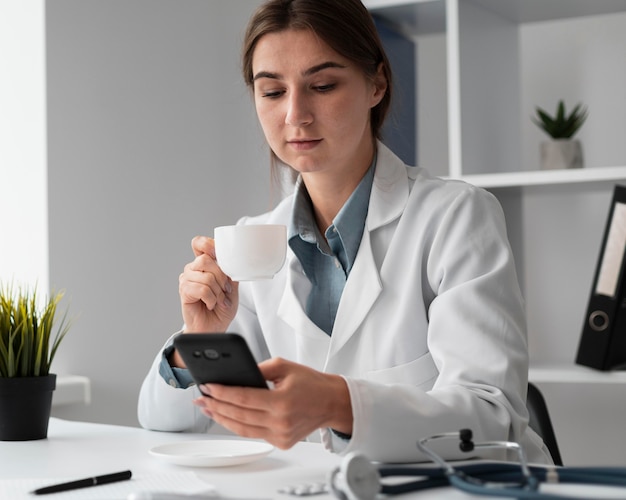 Retrato de médico segurando um telefone celular