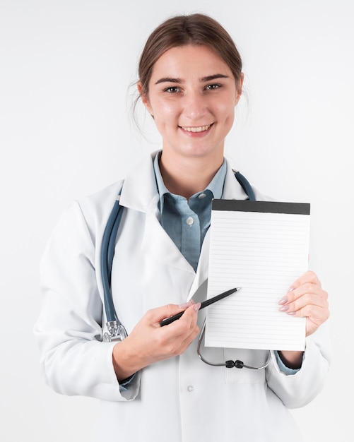 Retrato de médico segurando uma receita