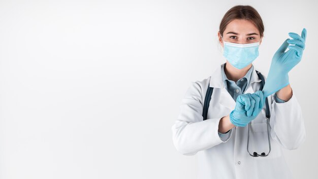 Retrato de médico usando máscara facial com espaço de cópia