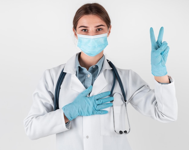 Retrato de médico usando máscara facial