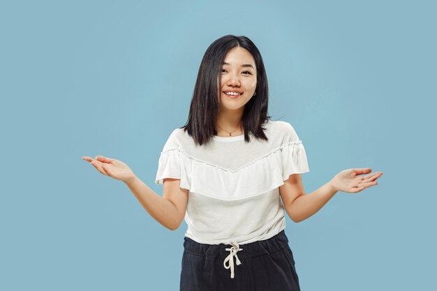 Retrato de meia jovem coreana em azul