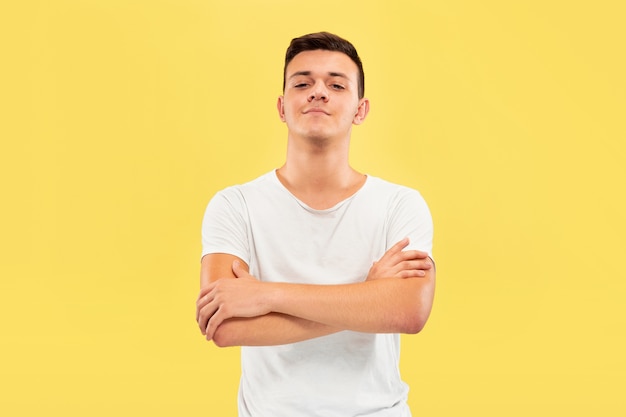 Retrato de meio comprimento de jovem caucasiano. Lindo modelo masculino em camisa