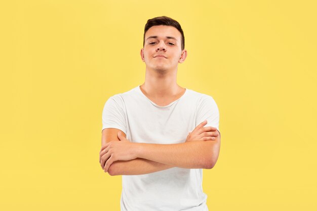 Retrato de meio comprimento de jovem caucasiano. Lindo modelo masculino em camisa