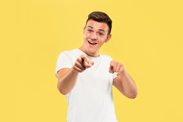 Retrato de meio comprimento de jovem caucasiano. Lindo modelo masculino em camisa