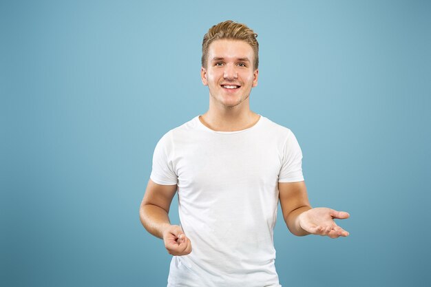 Retrato de meio comprimento de jovem caucasiano. Lindo modelo masculino em camisa