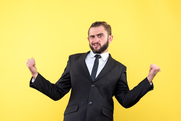 Foto grátis retrato de meio corpo de um cara orgulhoso curtindo seu sucesso