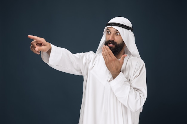 Retrato de meio corpo de um empresário saudita árabe em azul escuro