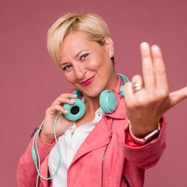 Foto grátis retrato, de, meio envelheceu, mulher, com, fones